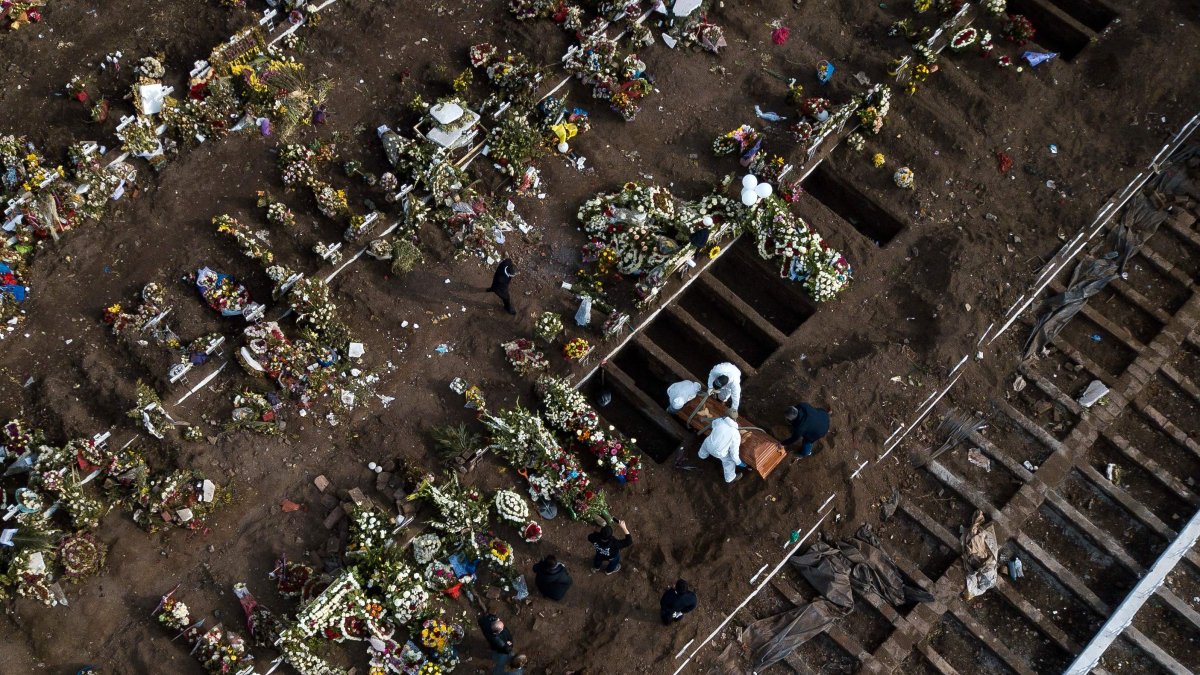 SANTIAGO. Cada día nuevas tumbas se abren en el Cementerio General de esta capital. Al parece los decesos a causa del COVID-19 sobrepasan el registro oficial.