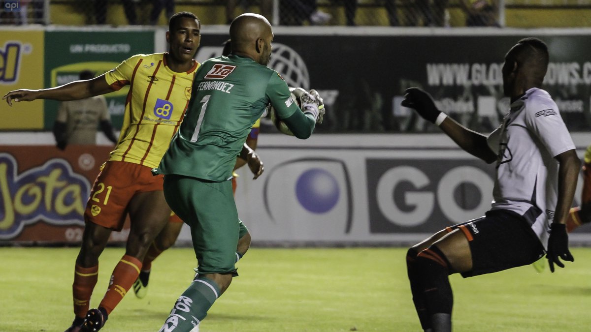 El golero Fernando Fernández (c) es uno de los cuatro jugadores que se marcharon de Aucas.