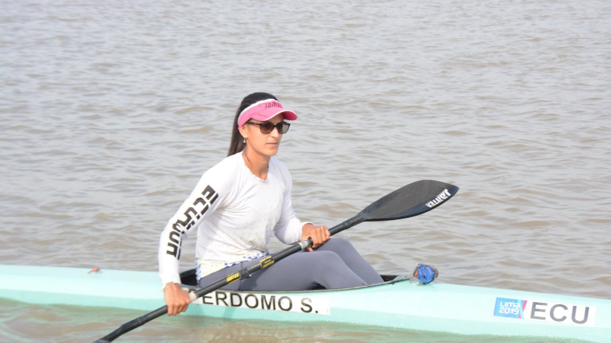 Stefanie Perdomo, canoísta de la selección nacional, entrena desde la semana pasada en el sector del muelle del Parque Histórico, aunque el retraso de su beca deportiva continúa.