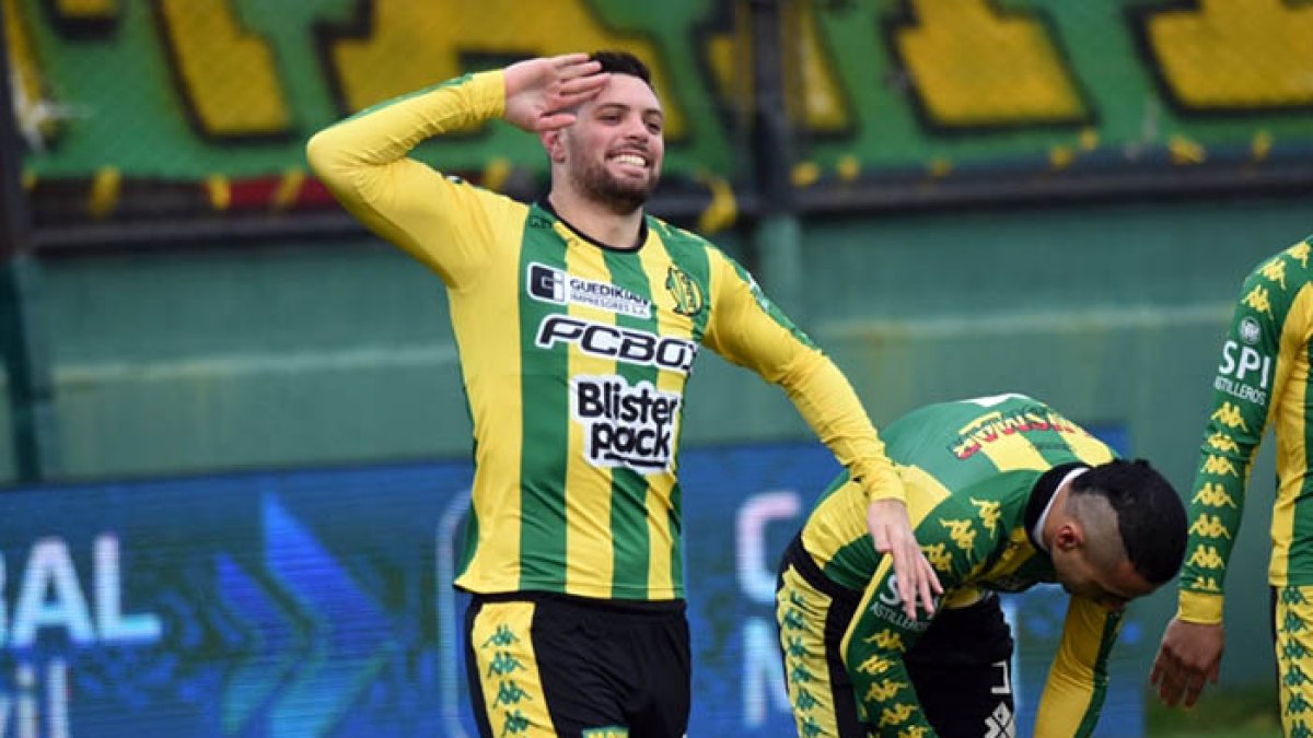 El zaguero argentino Leonel Galeano (i) llegará al Aucas procedente del Aldosivi.