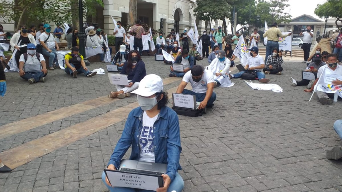 Hecho. Decenas de maestros acudieron a los exteriores del Municipio de Guayaquil para conectarse a Internet.