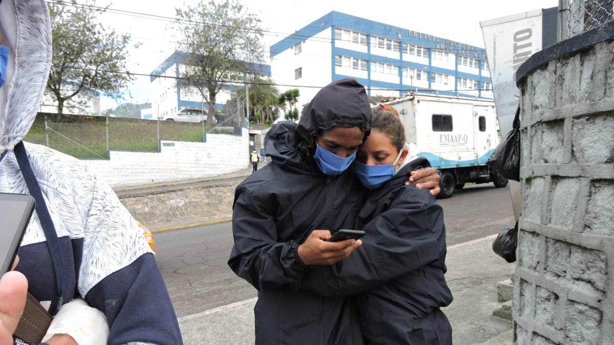 Coronavirus. Familiares de pacientes fallecidos a las puertas del hospital.