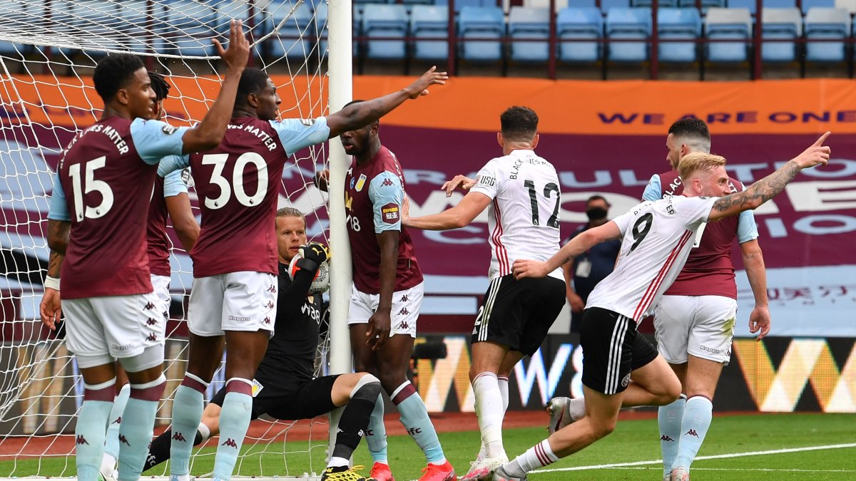 Los jugadores del Sheffield United corren a festejar el gol con el arquero y el balón dentro del arco, pero el tanto no subió al marcador.