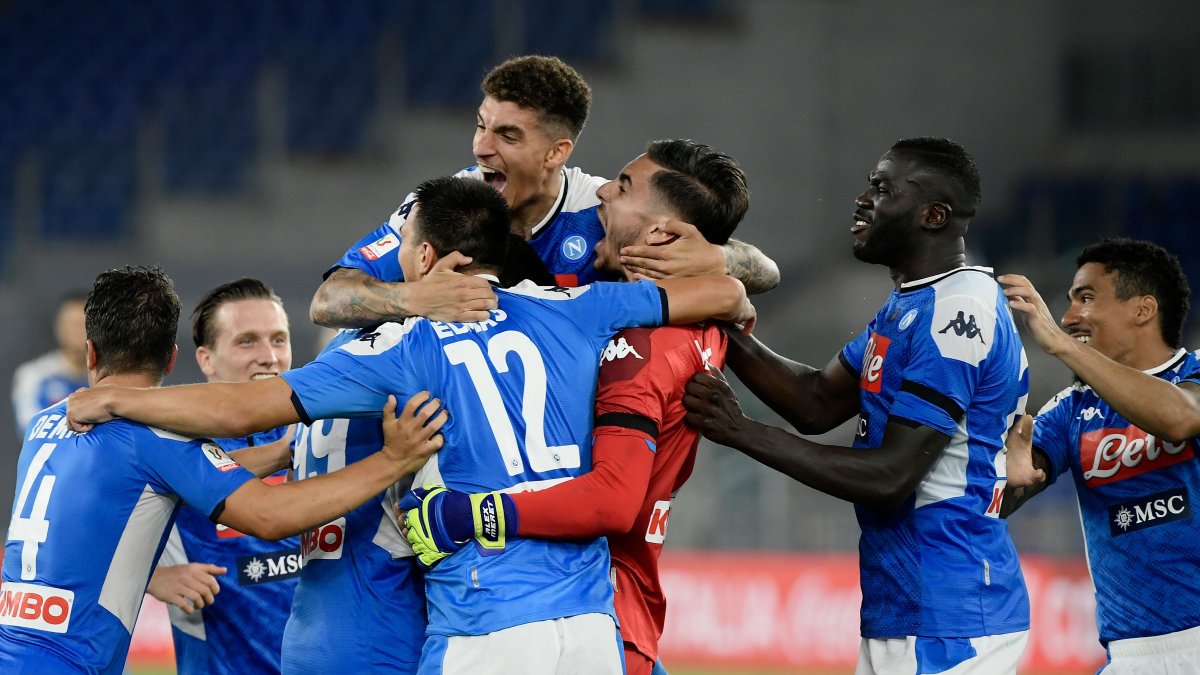 Alex Meret (centro) celebra con sus compañeros el primer título que se disputó en Italia desde el regreso a la actividad.