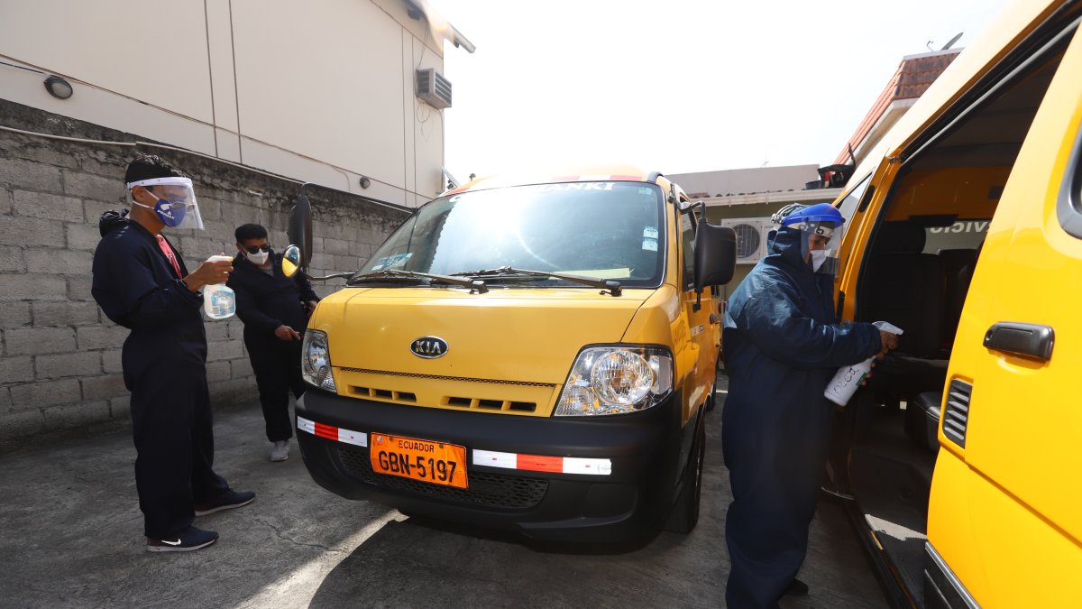 Las unidades son desinfectadas en la parte interna y externa para ofrecer seguridad a los usuarios.