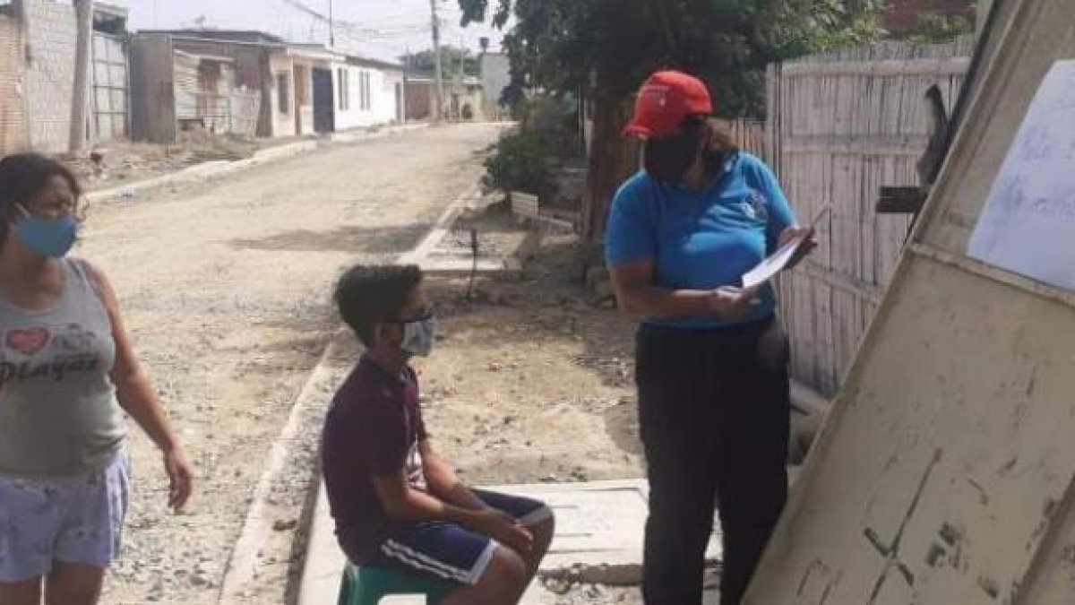 Carolina Espinoza dando clases en los exteriores de la casa de uno de sus alumnos para evitar posibles contagios de covid-19.