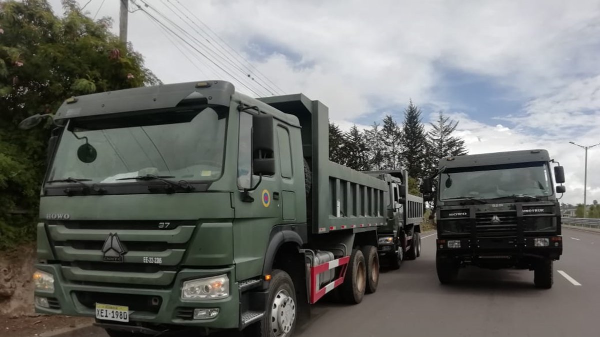 El Cuerpo de Ingenieros del Ejército movilizó vehículos y personal.