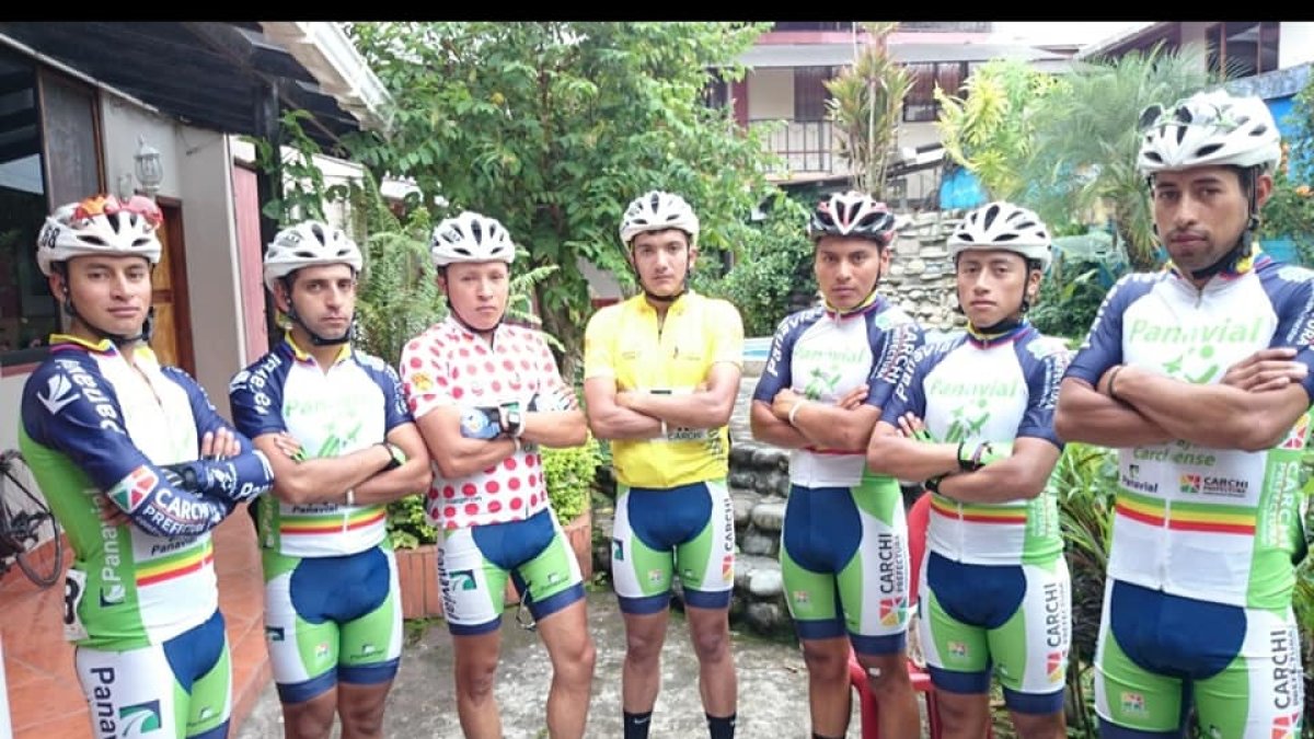 Carapaz en sus inicios (c), junto a otros integrantes del club, entre ellos Jonathan Caicedo y los primos Alexander y Jefferson Cepeda.