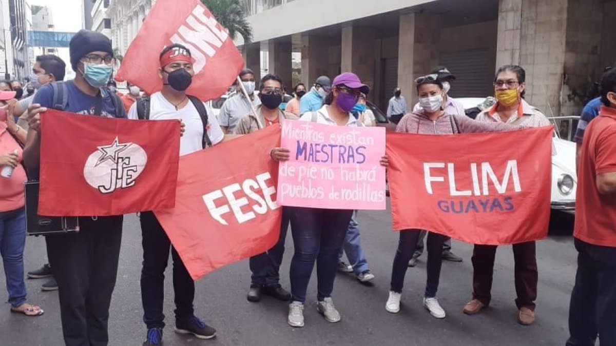 Hecho. En la plaza San Francisco de Guayaquil protestaron estudiantes y educadores.