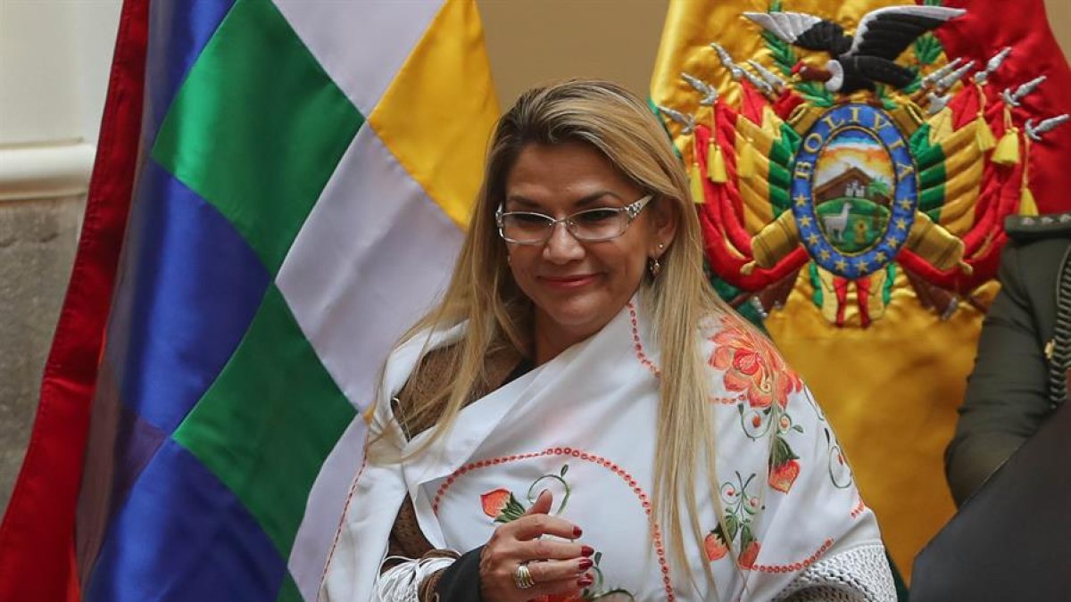 Jeanine Áñez, presidenta interina de Bolivia, señala a su antecesor de instigar a la violencia.
