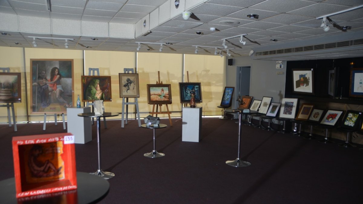 El teatro ofrece cuadros de reconocidos artistas para poder mantener la actividad que inició hace 32 años.