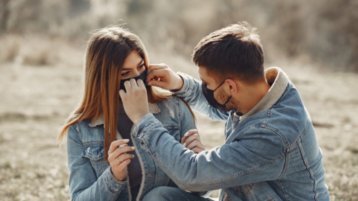 Las parejas que vuelven a verse deben tomar algunas medidas de precaución para evitar un posible contagio.