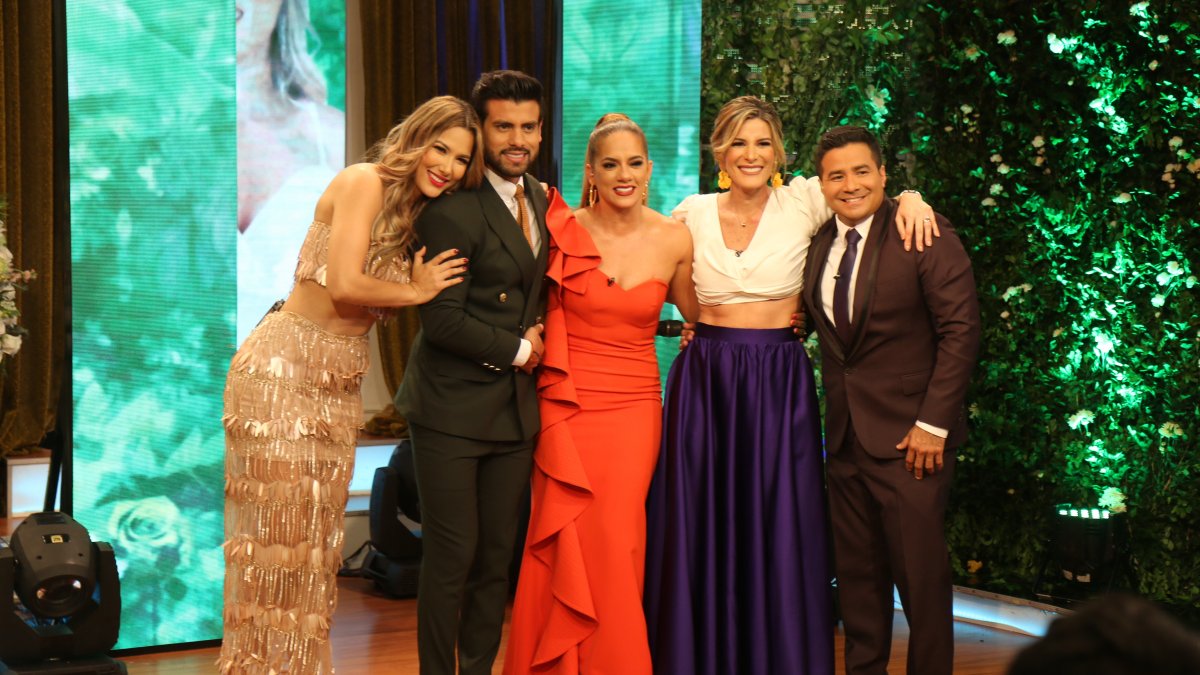 Gabriela con sus excompañeros de 'En contacto'.