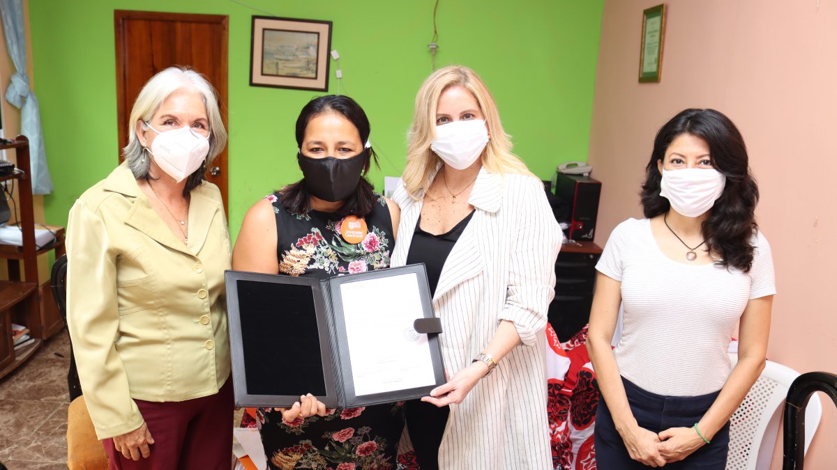 Visita. La entrega oficial de la beca fue este 18 de junio en Playas.