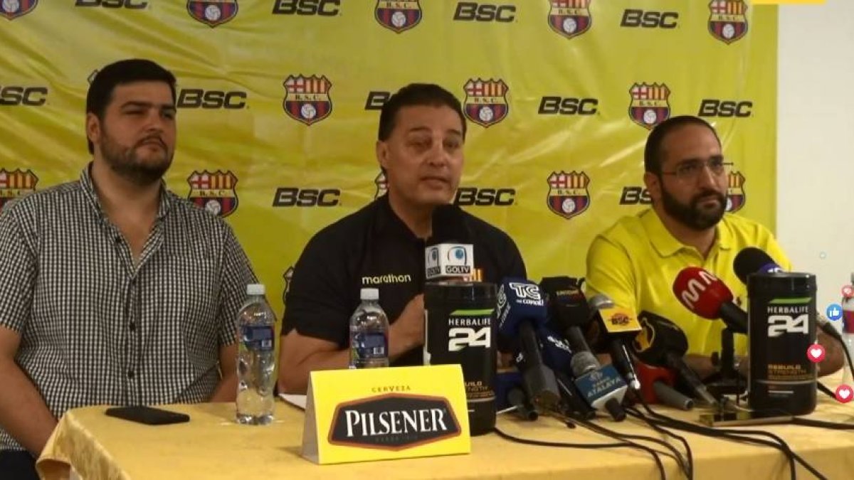 La dirigencia encabezada por Carlos Alfaro Moreno (c) tiene la oportunidad histótica de señalar y pedir castigo para los culpables de la crisis del club.