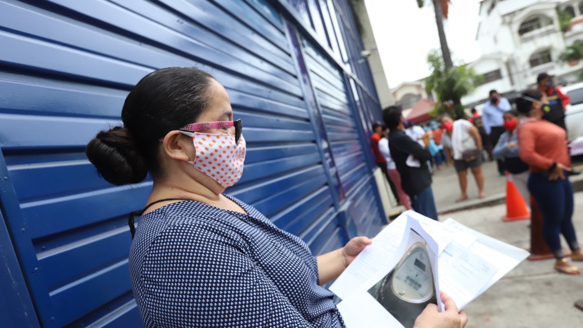 Queja. Con facturas en mano y fotografías de los medidores, decenas de usuarios se acercaron a CNEL para hacer sus reclamos esta semana.