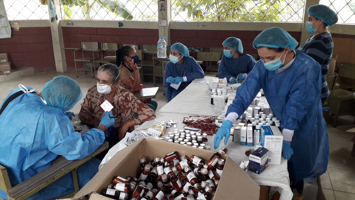 Hecho. La familia está integrada por 3 médicos y 5 enfermeras.