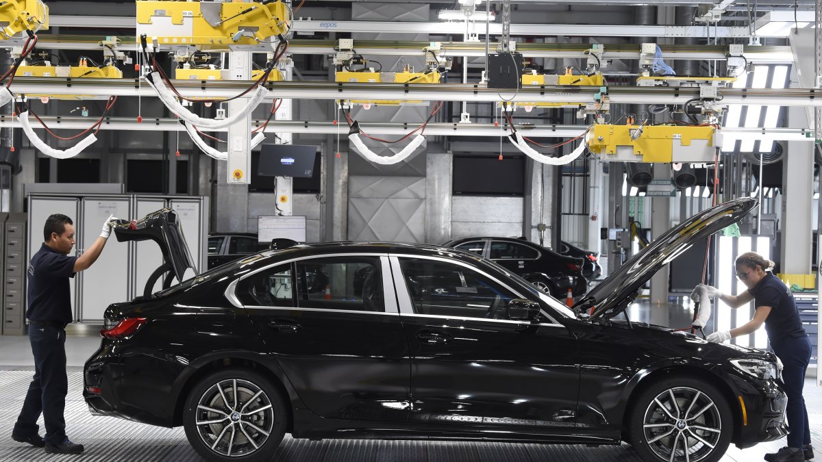 Trabajadores de BMW, en la fábrica que la empresa alemana tiene en San Luis de Potosí, México.