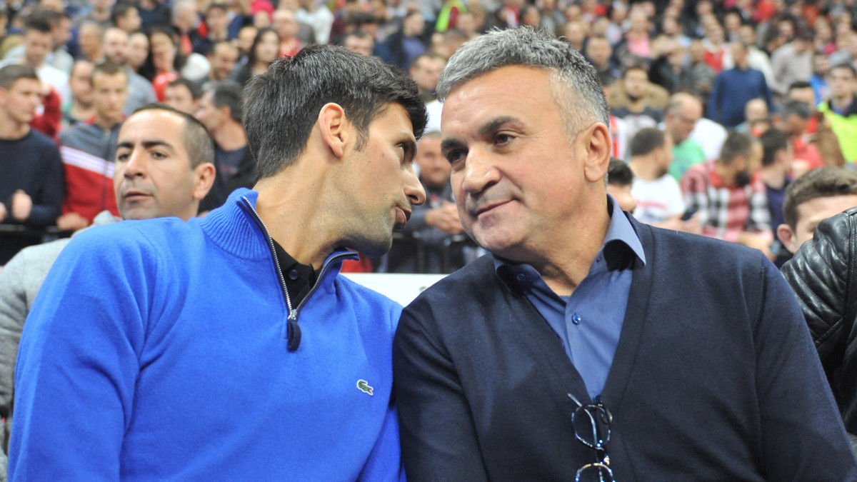 Srdjan Djokovic (d) criticó al tenista suizo Roger Federer y dijo que su hijo Novak (i) lo superará.