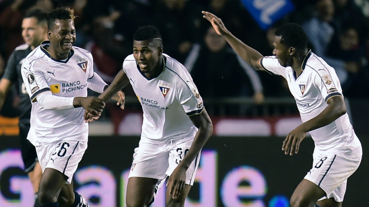 José Ayoví (c) tuvo un paso irregular en Liga de Quito. Buscará revancha en Guayaquil City.