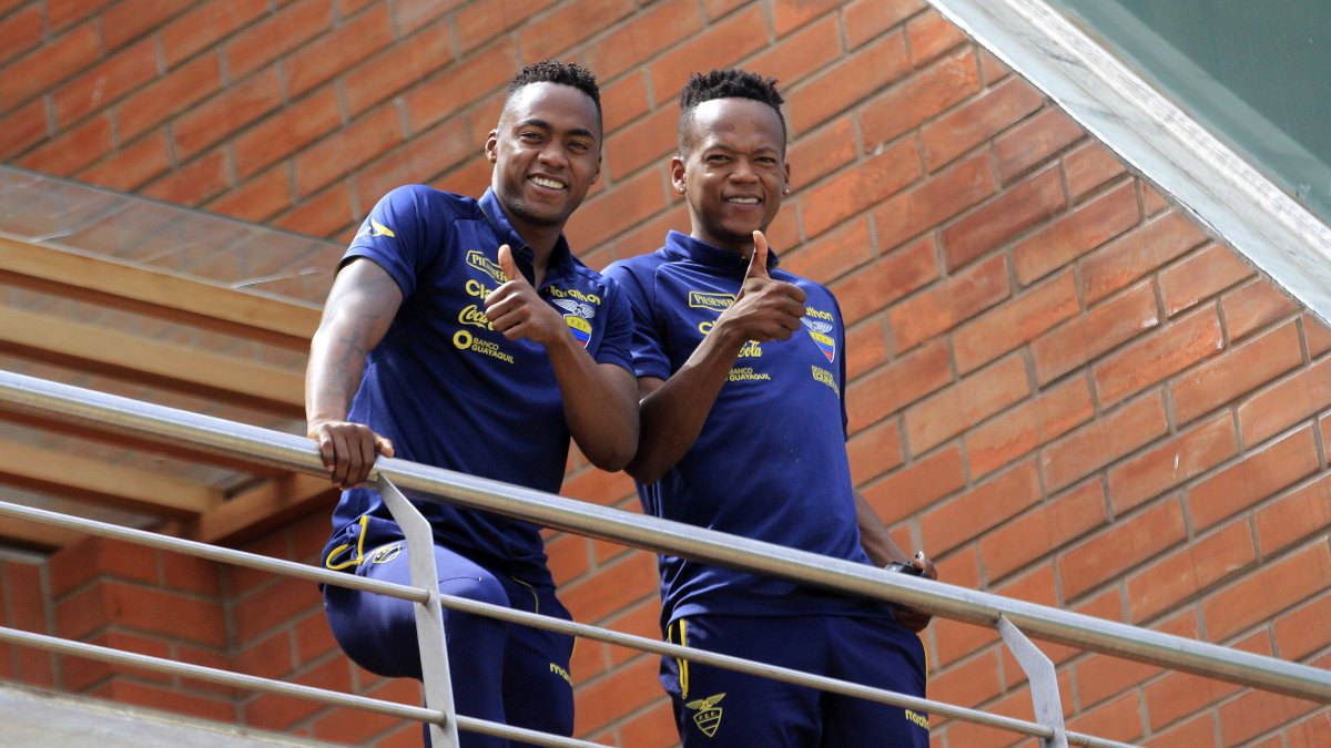 Renato Ibarra (i) no están en los planes del Pachuca, club en el que milita su hermano Romario y que busca renovar su préstamo (d).