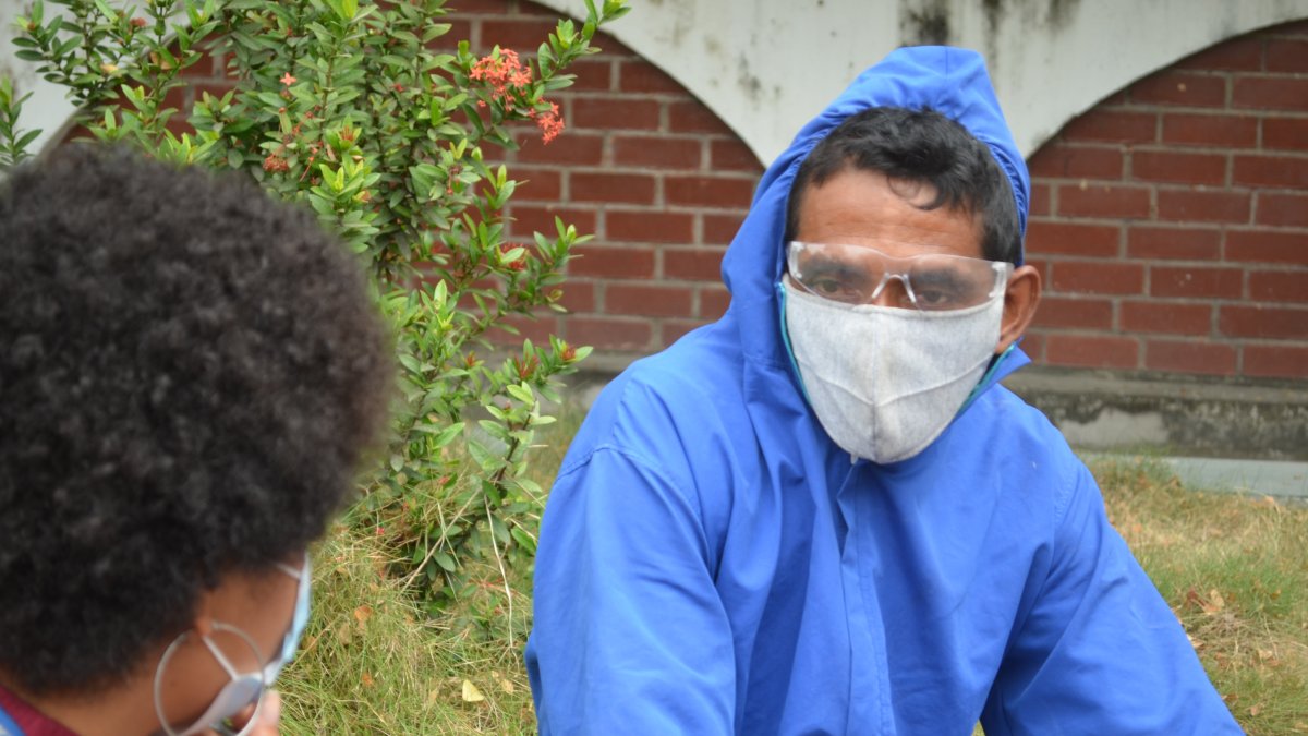 Oswaldo Larrea, sepulturero del cementerio municipal de Pascuales.