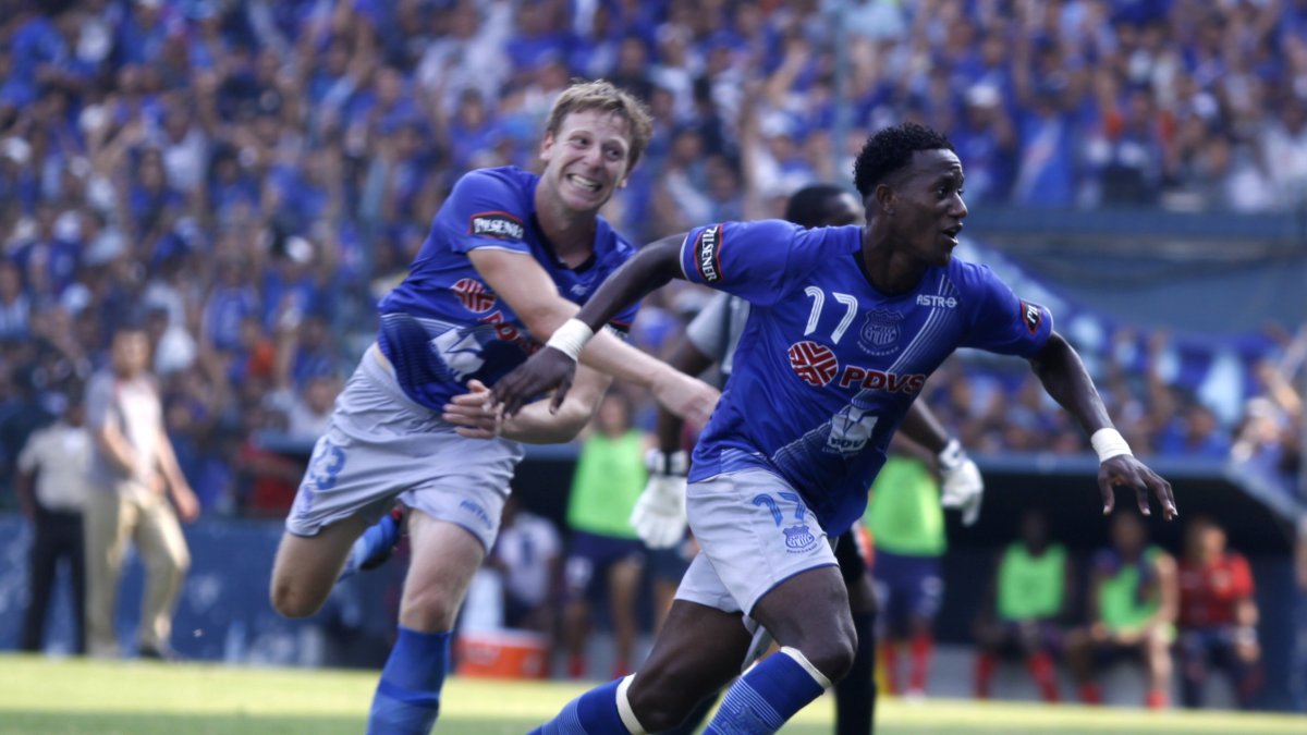 El delantero tricolor, Jaime Ayoví (d) vivió su mejor año con Emelec en 2010.