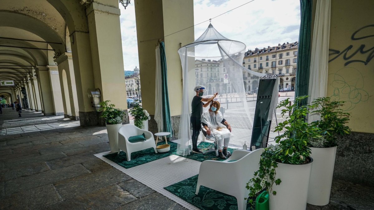 TURÍN. La peluquera Sabrina Zanfagnin se instala con una tienda de campaña en la plaza Vittorio, en estos días de Fase 2 en esta ciudad italiana.