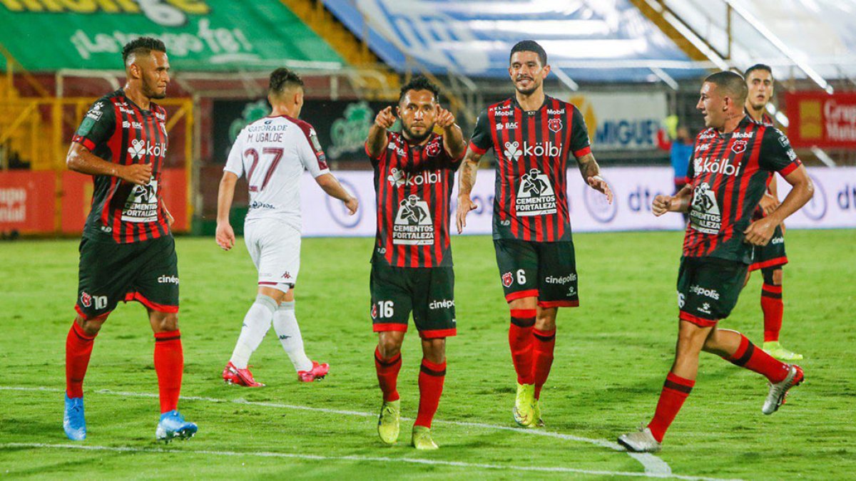 Los jugadores del Saprissa habían superado incluso la fase de semifinales del torneo tico tras el reinicio del torneo, pero deberá esperar.