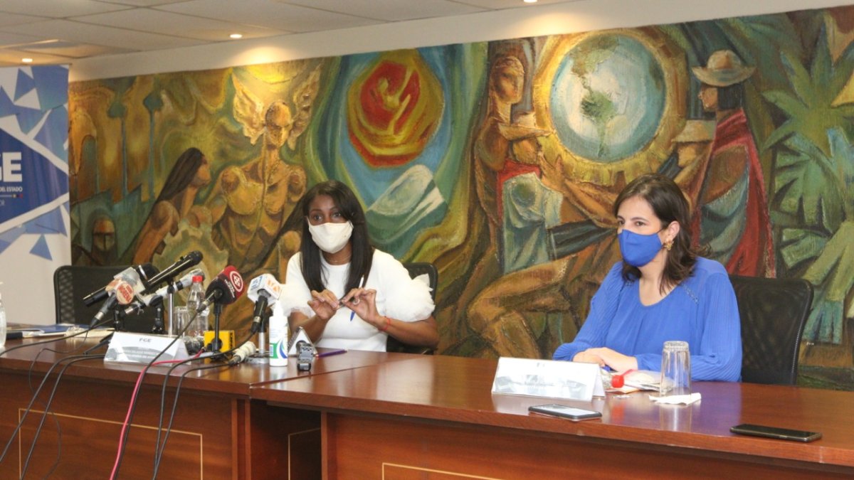 La fiscal Diana Salazar en una rueda de prensa junto a la ministra de Gobierno María Paula Romo.