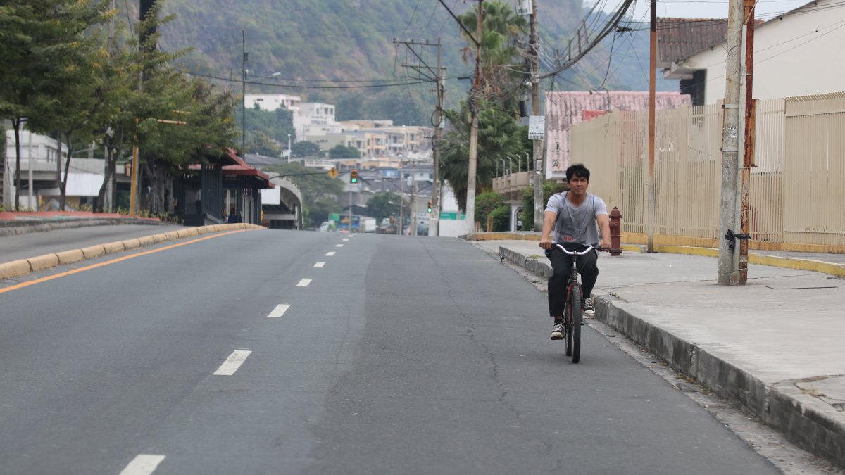 Ciclistas. Debido a la poca circulación de autos particulares los domingos, los ciclistas recorren con más libertad vías como la Carlos Julio Arosemena.