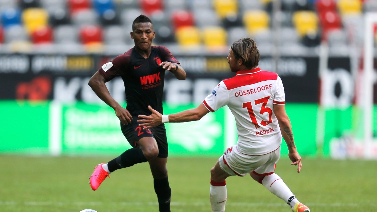 Carlos Gruezo (i) obtuvo la permanencia en la Bundesliga con el Augsburgo.