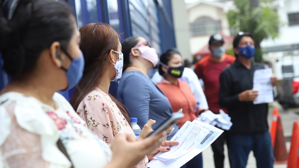 Reclamos. Esta semana, ese ha sido el panorama en los exteriores de la sede de CNEL del norte.