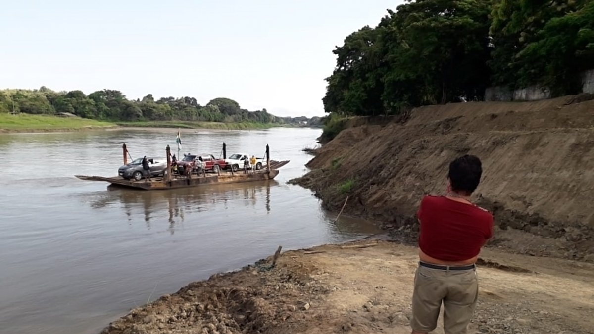 El paso del río Daule, a través de gabarras, genera extensas esperas de autos y personas para salir e ingresar a Colimes.