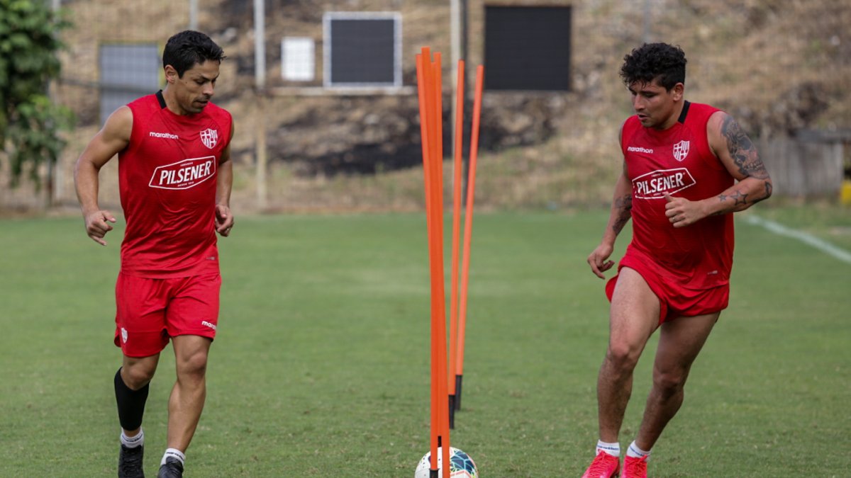 Los jugadores de Barcelona trabajan en varios grupos, para evitar las aglomeraciones en cancha.