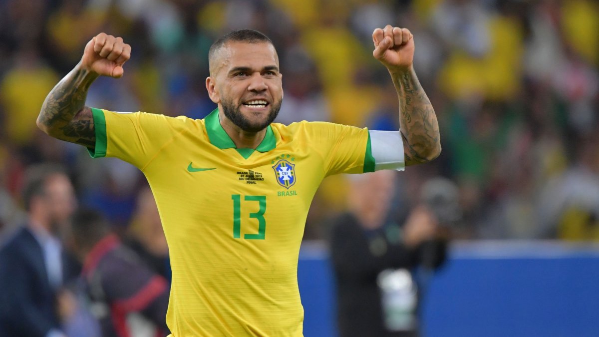 Dani Alves no podrá jugar los encuentros eliminatorias ante Ecuador y Paraguay.