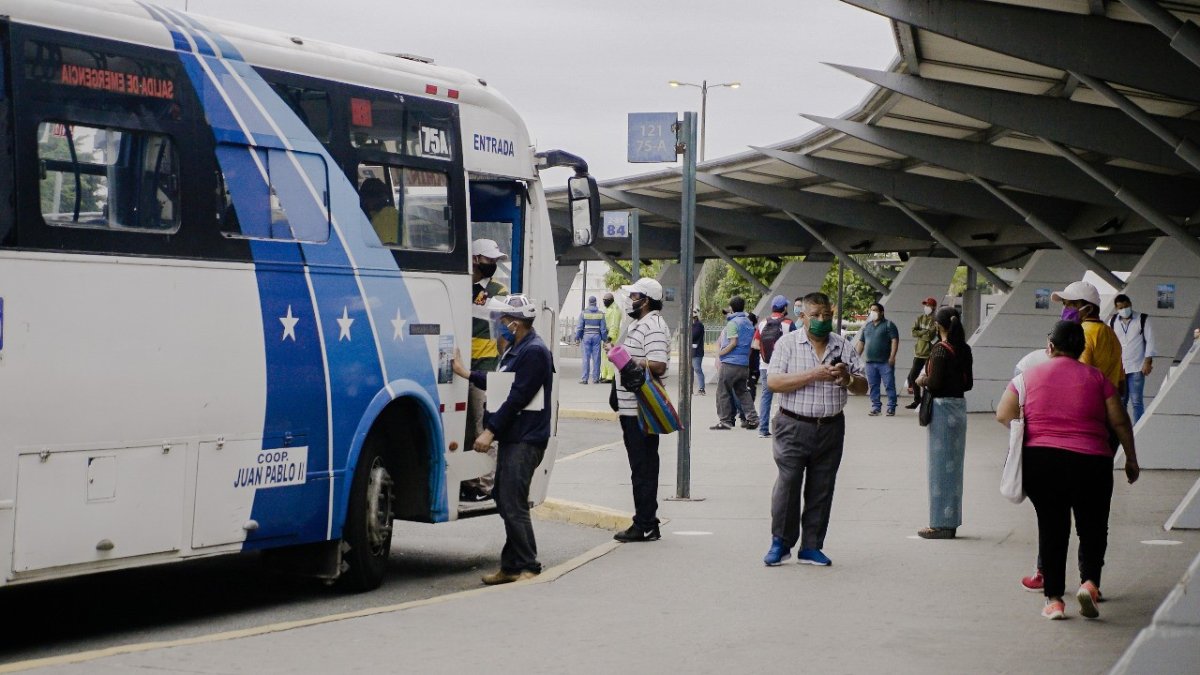 Sugerencia. Los pasajeros solicitan más control para evitar un posible rebrote del virus.