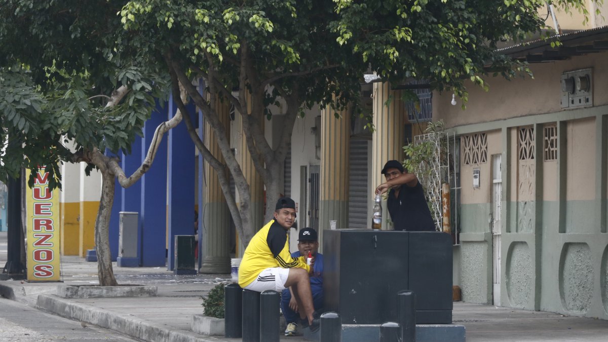 Situación. Algunas personas estaban reunidas sin la distancia necesaria y sin mascarillas.
