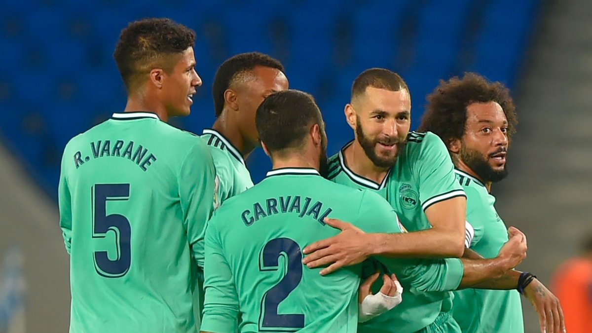 Karim Benzema (d) festeja tras anotar el segundo tanto del Real Madrid. El ariete francés lleva marcados 17 goles en la liga española. 