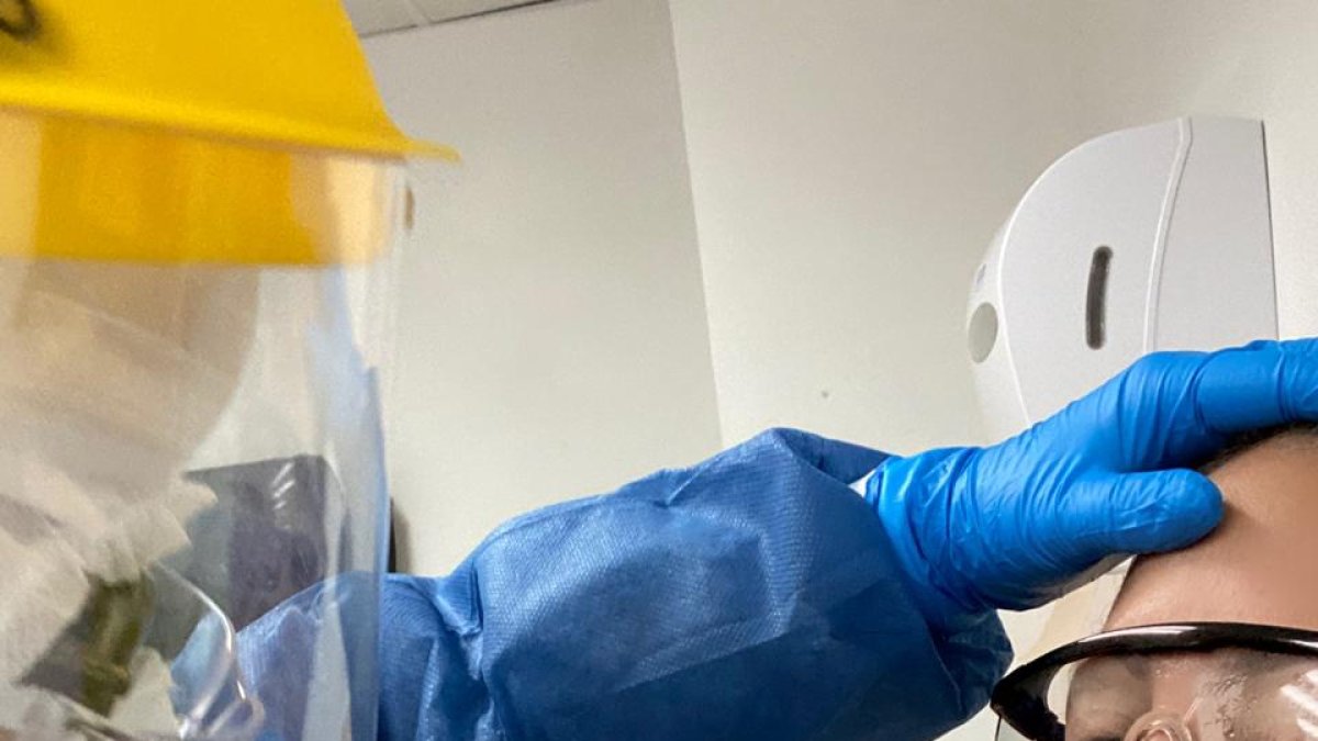 La presentadora durante la prueba del hisopado.