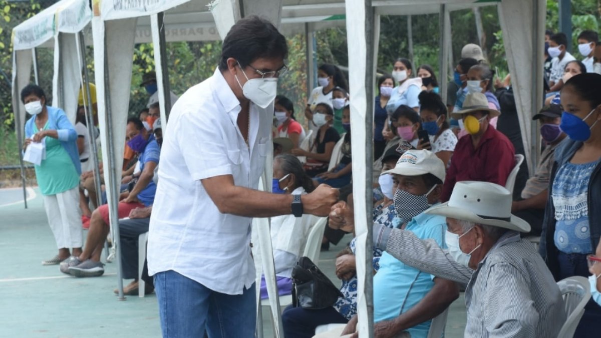 El prefecto Morales en una de sus últimos recorridos en la parroquia rural de Los Lojas en Daule.