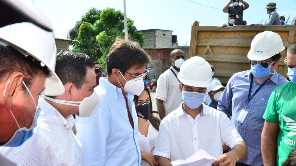 El prefecto (c) junto a técnicos y autoridades de los cantones visitados el viernes, 20 de junio.