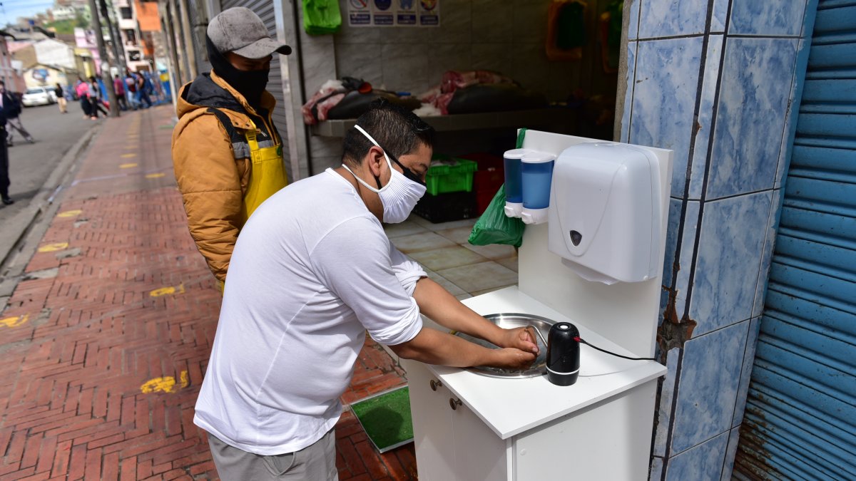 En el sector de San Roque, se observan medidas de bioseguridad implementadas por los locales comerciales.