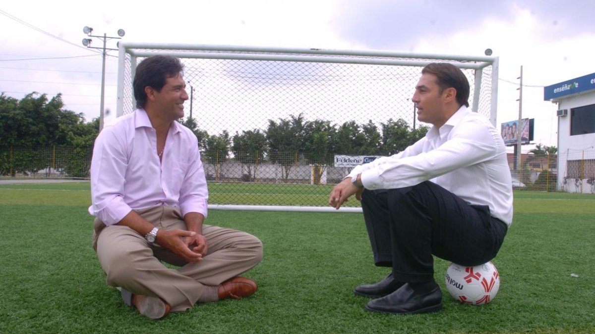 Carlos Luis Morales (i) en una charla con Carlos Alfaro Moreno. Ambos militaron en Independiente de Avellaneda.