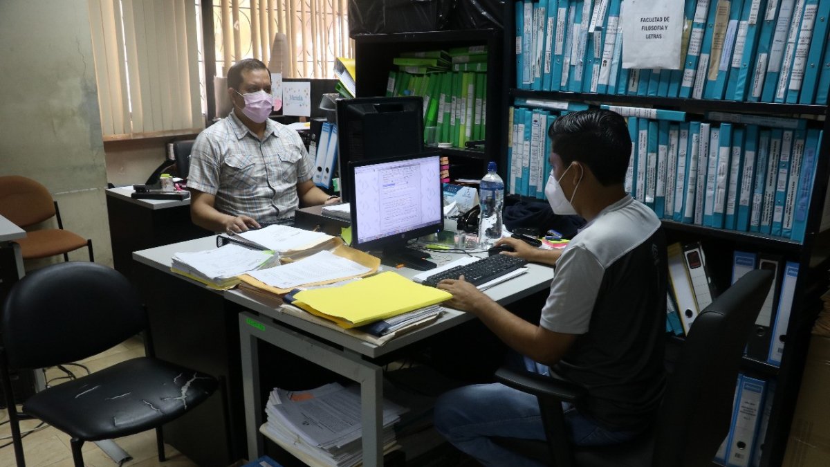Personal administrativo de la Universidad de Guayaquil recepta la matriculación vía online.