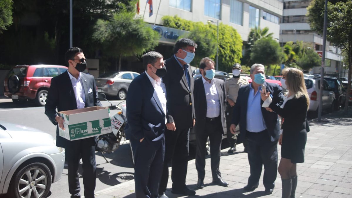 El exasambleísta de Manabí Leonardo Viteri presentó en la Fiscalía documentación del caso Daniel Mendoza.