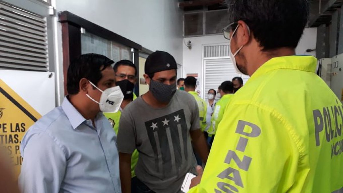 El fiscal Víctor González, junto a la policía y a Criminalística, recogió las versiones de los familiares y médicos de la clínica Kennedy de Samborondón.