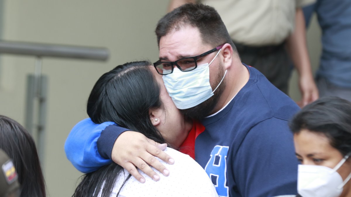 Los hijos de Carlos Luis Morales en las afueras de la clínica Kannedy.