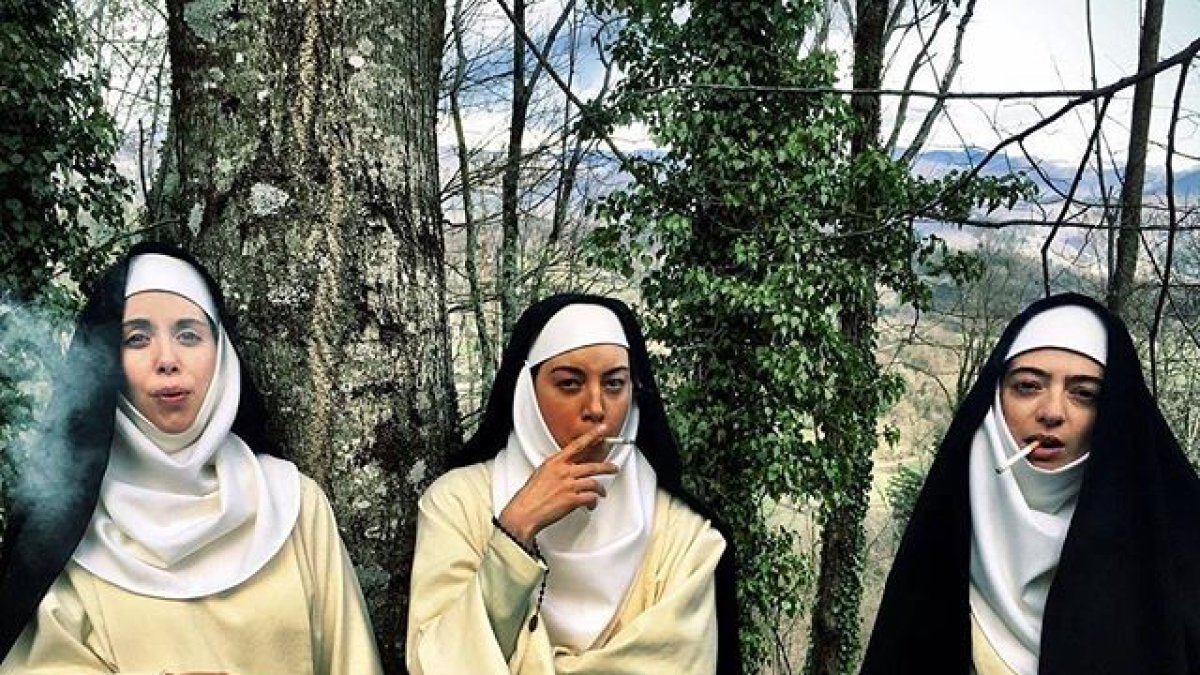 De actuaciones ingeniosas, la comedia está basada en algunos cuentos de El Decamerón, de Giovanni Boccaccio.