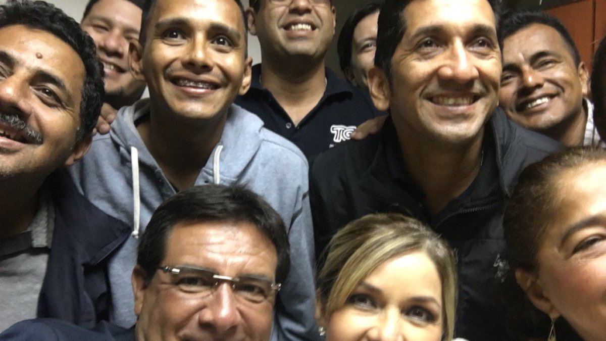 Carlos Luis Morales junto a sus compañeros de Tc Televisión